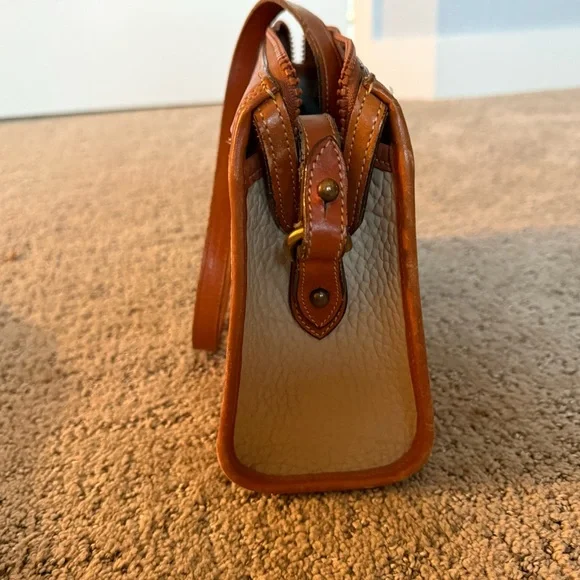 Vintage cream Dooney and Bourke crossbody - Picture 4 of 7